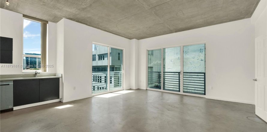 Кондоминиум с 2 спальнями в Майами, Флорида № 1927850