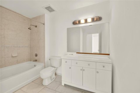 Купить кондоминиум в Майами, Флорида 2 спальни, 98.1м2, № 1927850 - фото 11