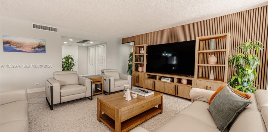 Condo in Miami, Florida, 3 bedrooms  № 2052803