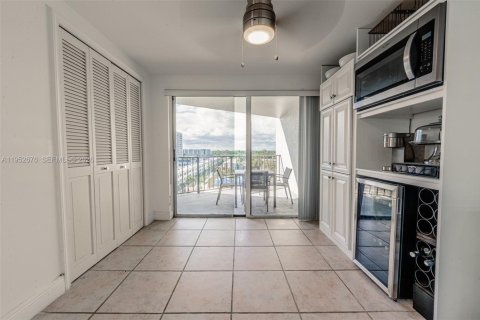 Condo in Miami, Florida, 3 bedrooms  № 2052803 - photo 21