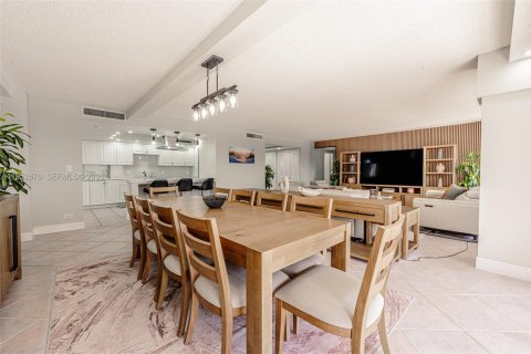 Condo in Miami, Florida, 3 bedrooms  № 2052803 - photo 10