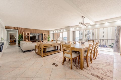 Condo in Miami, Florida, 3 bedrooms  № 2052803 - photo 9