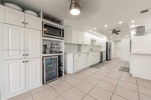 Condo in Miami, Florida, 3 bedrooms  № 2052803 - photo 16