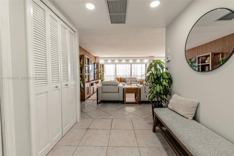 Condo in Miami, Florida, 3 bedrooms  № 2052803 - photo 2