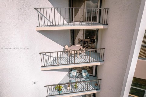 Condo in Miami, Florida, 3 bedrooms  № 2052803 - photo 25