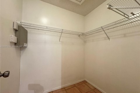 Copropriété à louer à Pembroke Pines, Floride: 1 chambre, 78.32 m2 № 2170856 - photo 7