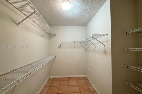 Copropriété à louer à Pembroke Pines, Floride: 1 chambre, 78.32 m2 № 2170856 - photo 11