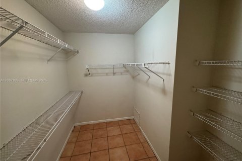 Copropriété à louer à Pembroke Pines, Floride: 1 chambre, 78.32 m2 № 2170856 - photo 12