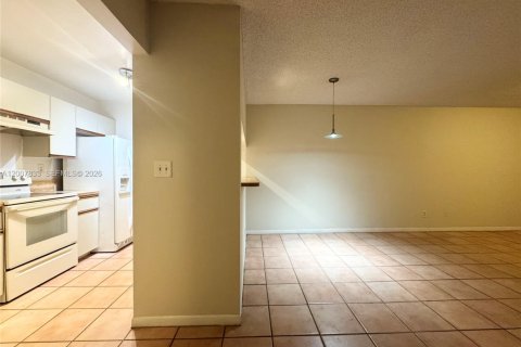 Copropriété à louer à Pembroke Pines, Floride: 1 chambre, 78.32 m2 № 2170856 - photo 4