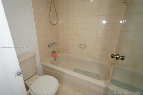 Снять в аренду кондоминиум в Корал-Гейблс, Флорида 2 спальни, 95.13м2, № 2038044 - фото 14