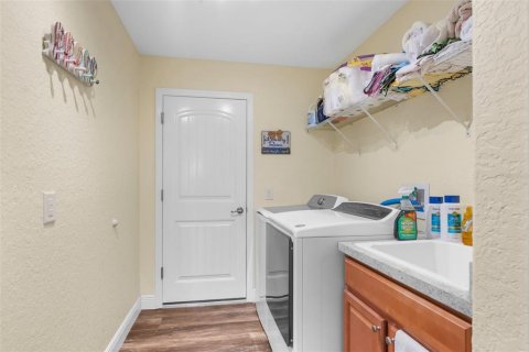 House in Weeki Wachee, Florida 3 bedrooms, 183.76 sq.m. № 1919355 - photo 18