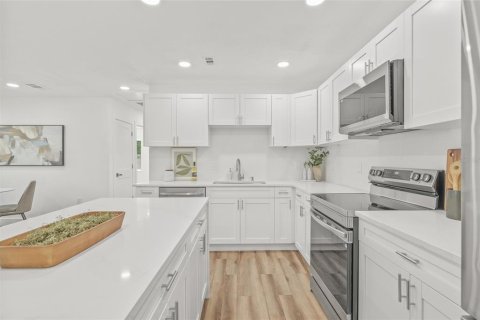 House in Tampa, Florida 3 bedrooms, 111.48 sq.m. № 1900531 - photo 13