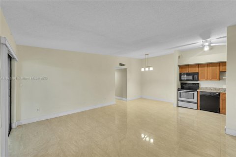 Condominio en venta en Tamarac, Florida, 2 dormitorios, 76.83 m2 № 1926998 - foto 1