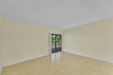 Condominio en venta en Tamarac, Florida, 2 dormitorios, 76.83 m2 № 1926998 - foto 2