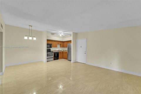 Condominio en venta en Tamarac, Florida, 2 dormitorios, 76.83 m2 № 1926998 - foto 3