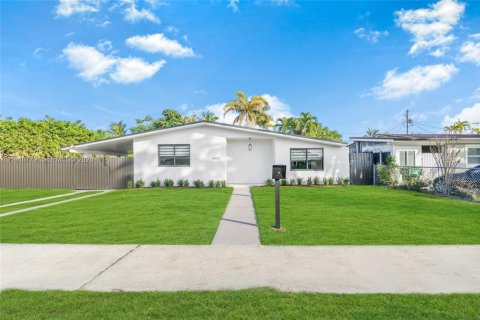 Villa ou maison à vendre à Cutler Bay, Floride: 4 chambres, 123.65 m2 № 2004658 - photo 2