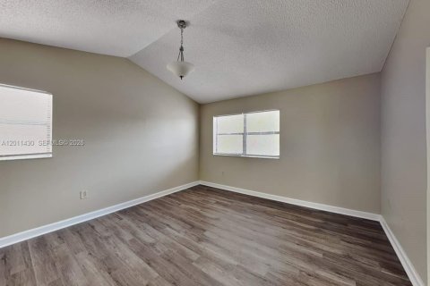 House in Miami, Florida 4 bedrooms, 200.48 sq.m. № 2075209 - photo 6