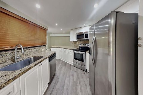 House in Miami, Florida 4 bedrooms, 200.48 sq.m. № 2075209 - photo 5