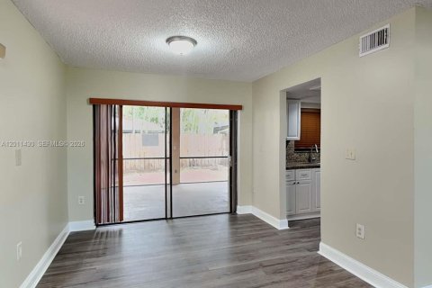 House in Miami, Florida 4 bedrooms, 200.48 sq.m. № 2075209 - photo 10