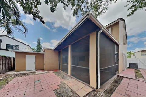House in Miami, Florida 4 bedrooms, 200.48 sq.m. № 2075209 - photo 23