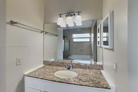 House in Miami, Florida 4 bedrooms, 200.48 sq.m. № 2075209 - photo 13