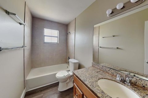 House in Miami, Florida 4 bedrooms, 200.48 sq.m. № 2075209 - photo 17