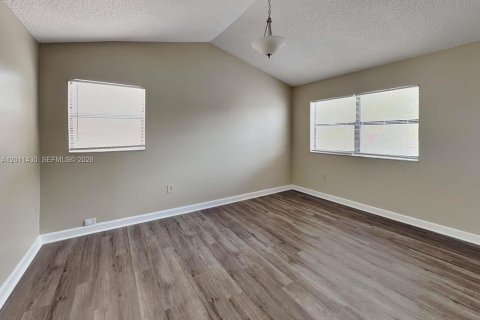 House in Miami, Florida 4 bedrooms, 200.48 sq.m. № 2075209 - photo 11