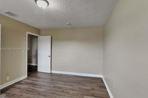 House in Miami, Florida 4 bedrooms, 200.48 sq.m. № 2075209 - photo 21