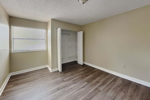 House in Miami, Florida 4 bedrooms, 200.48 sq.m. № 2075209 - photo 20