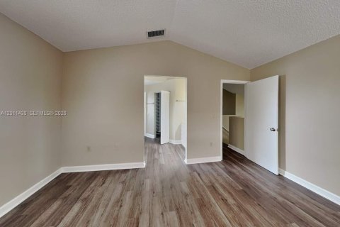 House in Miami, Florida 4 bedrooms, 200.48 sq.m. № 2075209 - photo 8
