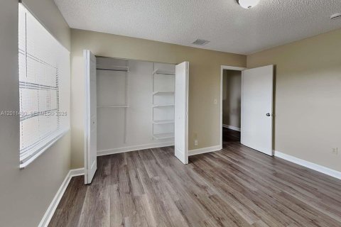 House in Miami, Florida 4 bedrooms, 200.48 sq.m. № 2075209 - photo 19