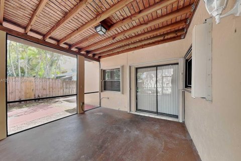 House in Miami, Florida 4 bedrooms, 200.48 sq.m. № 2075209 - photo 22