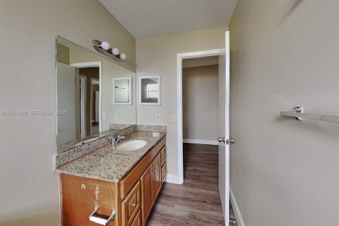 House in Miami, Florida 4 bedrooms, 200.48 sq.m. № 2075209 - photo 12