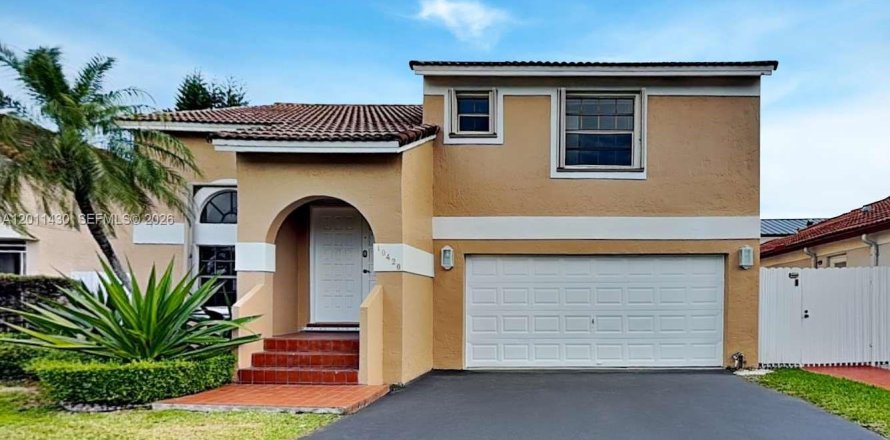 House in Miami, Florida 4 bedrooms, 200.48 sq.m. № 2075209