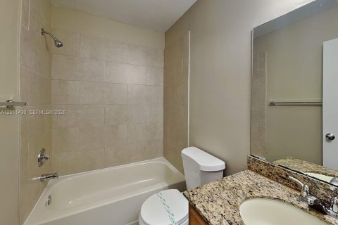 House in Miami, Florida 4 bedrooms, 200.48 sq.m. № 2075209 - photo 18