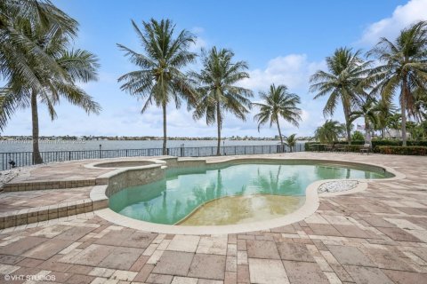 House in Miramar, Florida 5 bedrooms, 399.02 sq.m. № 1671240 - photo 22