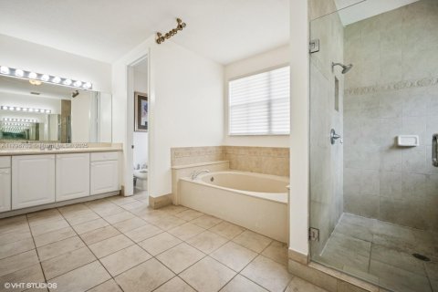 House in Miramar, Florida 5 bedrooms, 399.02 sq.m. № 1671240 - photo 27