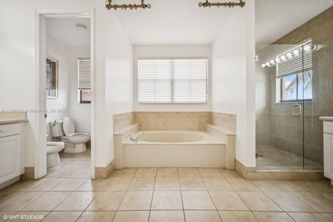 House in Miramar, Florida 5 bedrooms, 399.02 sq.m. № 1671240 - photo 26
