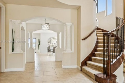 House in Miramar, Florida 5 bedrooms, 399.02 sq.m. № 1671240 - photo 4