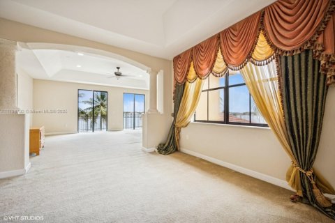 House in Miramar, Florida 5 bedrooms, 399.02 sq.m. № 1671240 - photo 10