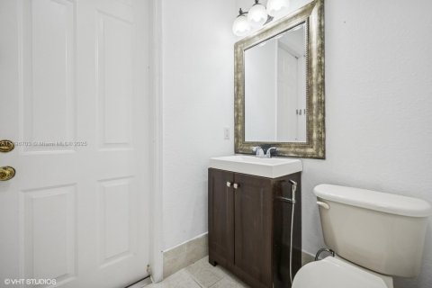 House in Miramar, Florida 5 bedrooms, 399.02 sq.m. № 1671240 - photo 16