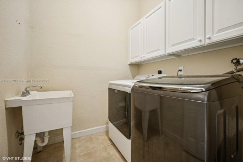 House in Miramar, Florida 5 bedrooms, 399.02 sq.m. № 1671240 - photo 14