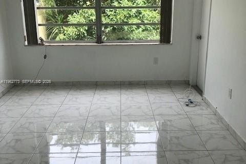 Condo in Miami, Florida, 1 bedroom № 2080965 - photo 9