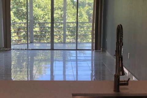 Condo in Miami, Florida, 1 bedroom № 2080965 - photo 6