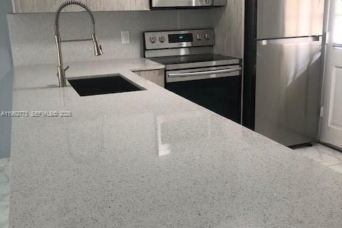 Condo in Miami, Florida, 1 bedroom № 2080965 - photo 3