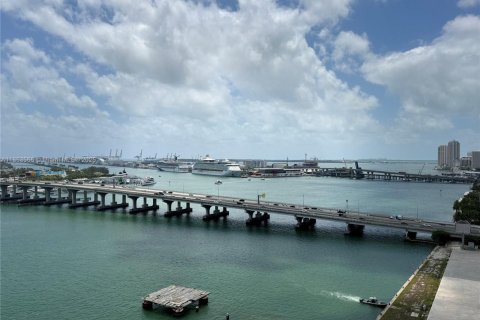 Condo in Miami, Florida, 1 bedroom  № 1878017 - photo 1