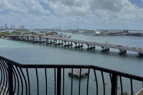Condo in Miami, Florida, 1 bedroom  № 1878017 - photo 2