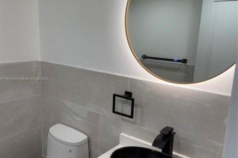 Condo in Miami, Florida, 1 bedroom  № 1878017 - photo 10