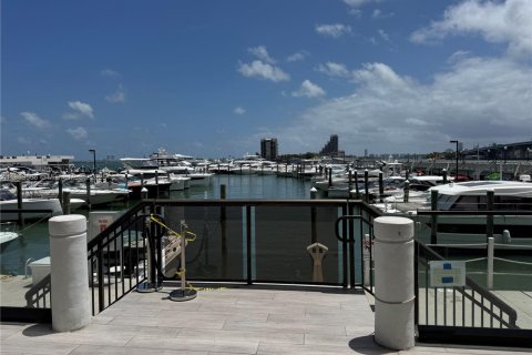Condo in Miami, Florida, 1 bedroom  № 1878017 - photo 14