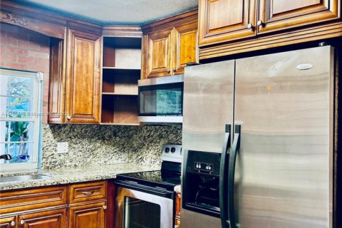 House in Miami, Florida 3 bedrooms, 129.78 sq.m. № 1870007 - photo 10